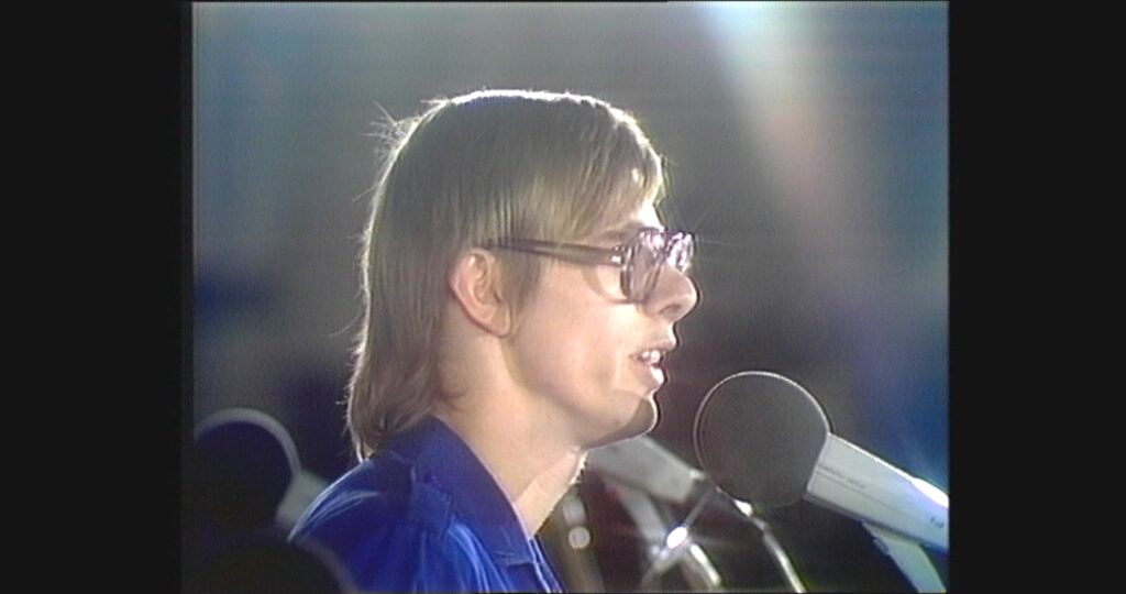 Still aus dem Dokumentarfilm "Gundermann Revier" von Grit Lemke. Zu sehen ist Gerhard Gundermann bei einem Auftritt in den 1980er Jahren.