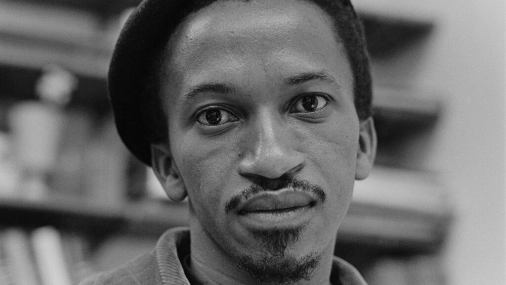 Still aus dem Dokumentarfilm "Ernest Cole: Lost and Found". Das Bild zeigt ein Portrait des Fotografen Ernes Cole.