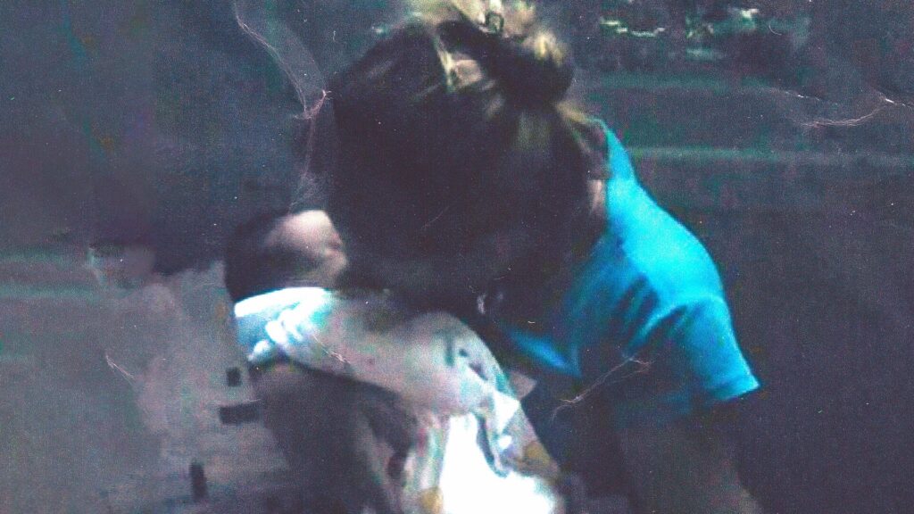 Still aus dem Dokumentarfilms MALQUERIDAS von Tana Gilbert. Eine Frau hält ein frisch geborenes Baby im Arm, das in ein Tuch eingewickelt ist.