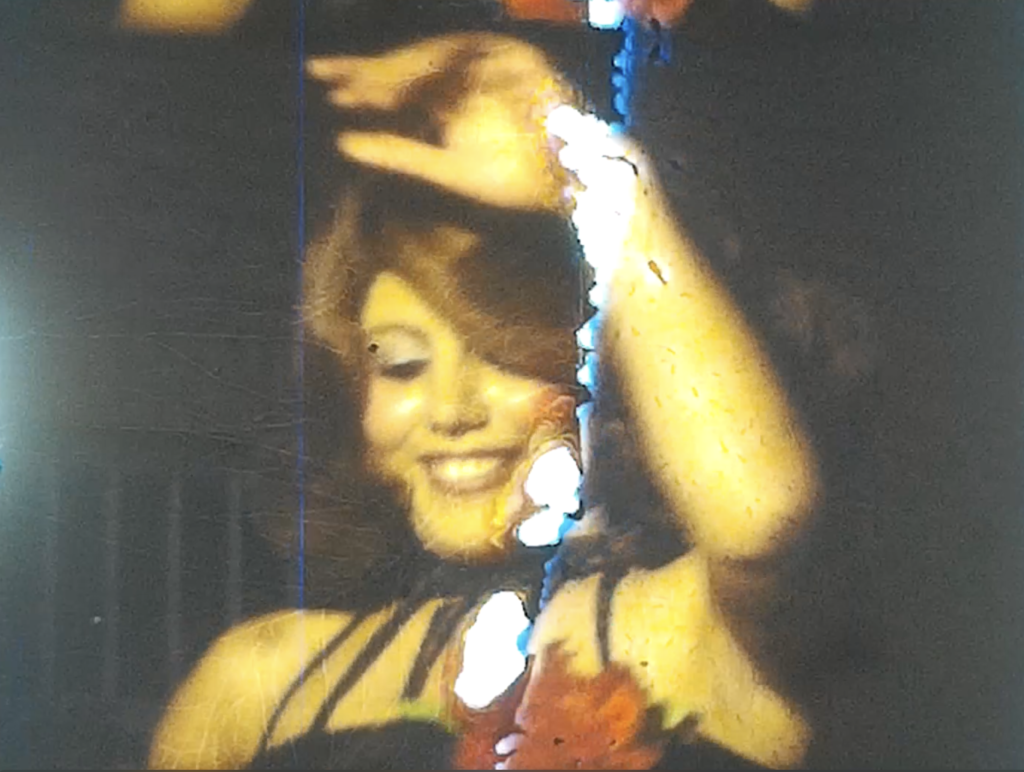 Still aus dem Dokumentarfilm "My Stolen Planet" von Farahnaz Sharifi. Eine junge Frau tanzt ausgelassen auf einer Feier im Iran in den 1970er Jahren.